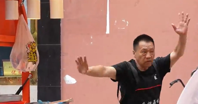 全运冠军跌宕人生：出名暴富 不如现在摆摊快乐